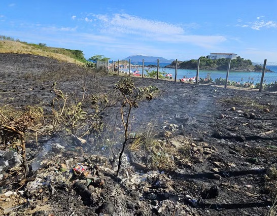 Às vésperas do Réveillon, incêndios atingem praia do Forte e Ilha do Japonês, em Cabo Frio