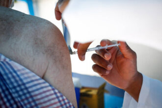 Covid-19: Saúde mantém aplicação da vacina bivalente em oito postos