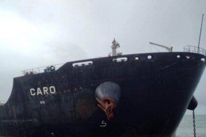 Navio do Reino Unido está encalhado no mar em São João da Barra há mais de 15 dias