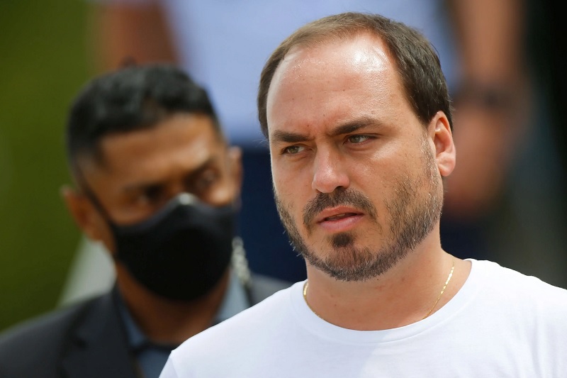Três notebooks, 11 computadores e quatro celulares foram apreendidos em endereços ligados a Carlos Bolsonaro