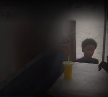 Vídeo feito em horário posterior às imagens anteriores mostra Edson Davi perto da barraca do pai, com o cabelo seco