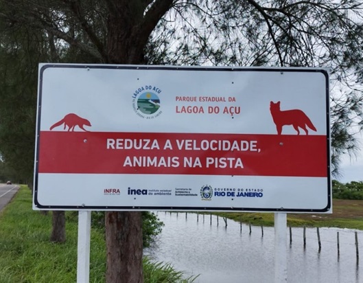 Heliporto do Farol, em Campos, instala placas alertando a presença de animais silvestres na RJ-216