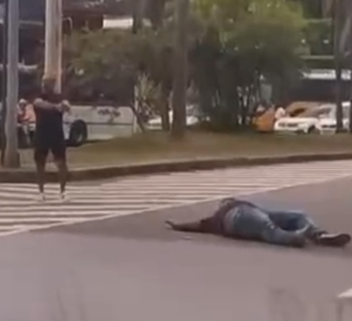 Vídeo: Ladrão é baleado após roubar relógio de policial que dirigia carro de luxo, no Rio