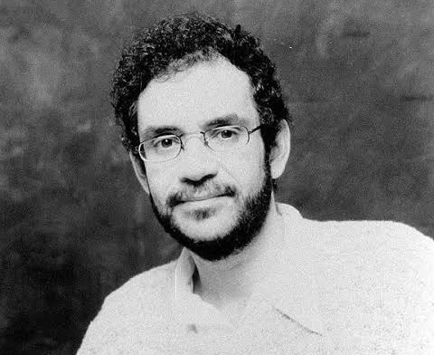 Filho de Renato Russo aciona redes social na Justiça por política