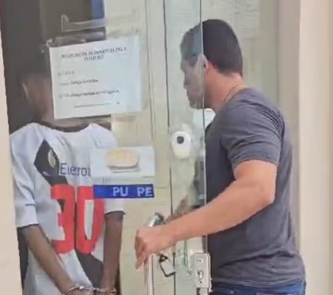 Jovem confessa que estrangulou companheira de 17 anos e colocou coleira de cachorro na vítima para parecer que a mesma se suicidou