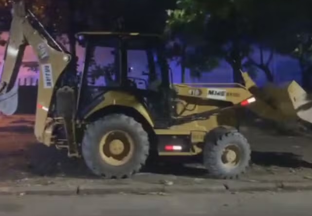 Dois homens são presos ao tentarem roubar retroescavadeira avaliada em mais de R$ 430 mil