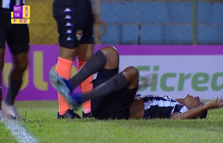 VÍDEO: jogador do Botafogo sofre traumatismo torácico e craniano durante partida da Copinha