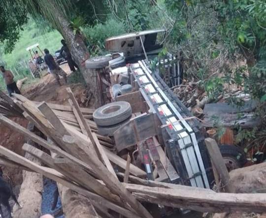 Moradores do Imbé, em Campos, estão isolados há dias com duas pontes desmoronadas: “Prefeitura não faz nada”