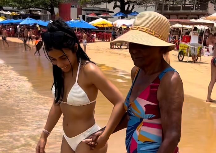 Aos 88 anos, moradora de Itaperuna emociona a internet ao conhecer o mar pela primeira vez