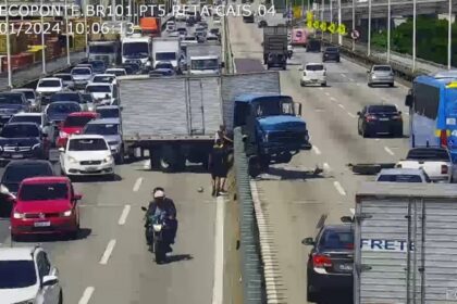 Caminhão derruba mureta e invade pista contrária da Ponte Rio-Niterói