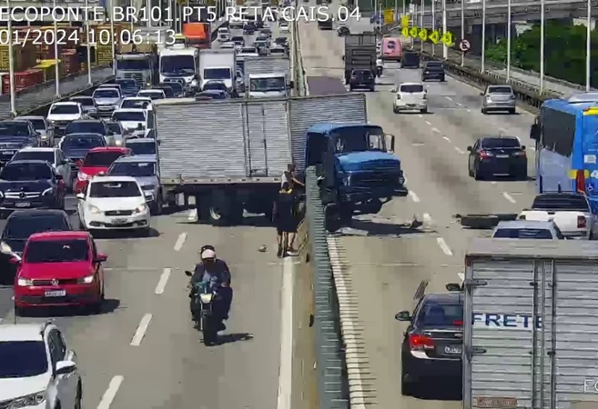 Caminhão derruba mureta e invade pista contrária da Ponte Rio-Niterói