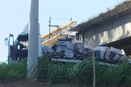 Caminhão colide em viaduto da Ponte de Integração em SFI ao passar por trecho interditado
