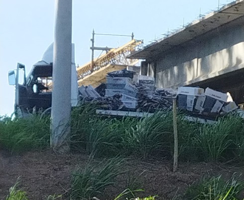 Caminhão colide em viaduto da Ponte de Integração em SFI ao passar por trecho interditado