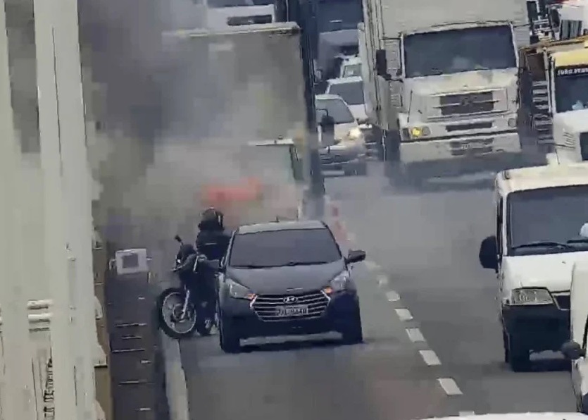VÍDEO: Caminhão pega fogo na Ponte Rio-Niterói