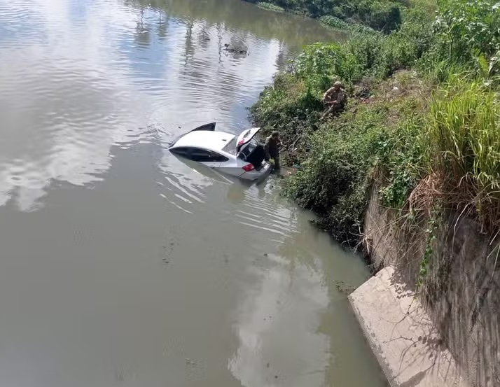 Carro cai em rio após tentar fugir da PRF; dois homens foram presos