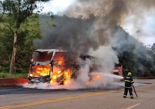 Ônibus de turismo com 55 passageiros que saiu de Cabo Frio pega fogo na BR-040