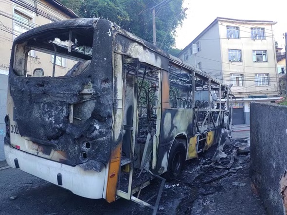 Ônibus lotado de passageiros pega fogo em Petrópolis