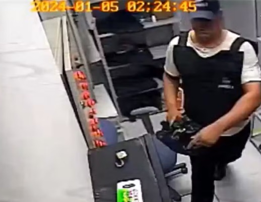Ex-vigilante que entrou uniformizado em agência da Caixa para furtar armas está preso em Campos
