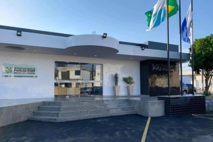 Homem é encaminhado para hospital após ser amarrado e torturado em uma árvore, em Campos