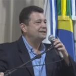 Líder do governo Wladimir, vereador Álvaro Oliveira, culpa o Dom Atacadista por rua inundada em Campos