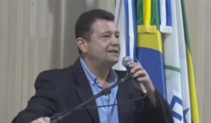 Líder do governo Wladimir, vereador Álvaro Oliveira, culpa o Dom Atacadista por rua inundada em Campos
