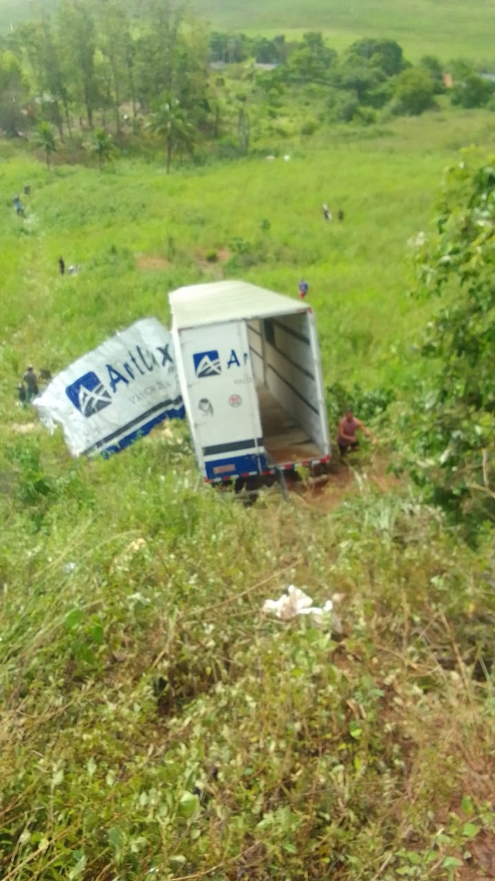 Colisão entre dois caminhões na BR-101, em Campos, deixa motorista em estado grave