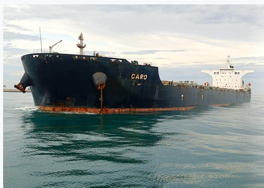 Navio do Reino Unido é desencalhado no mar de São João da Barra