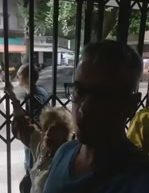 Público fica preso em cinema no RJ após funcionários esquecerem da última sessão e irem embora