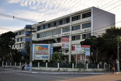 Idoso que teve pescoço e rosto cortado por linha chilena, em Campos, recebe alta do HFM