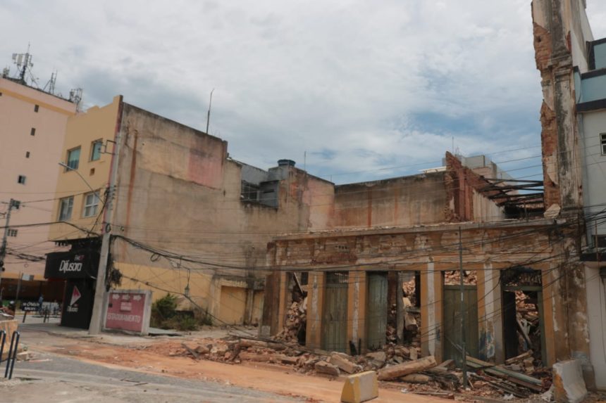 Demolição de histórico prédio do Hotel Flávio continua nesta quinta-feira