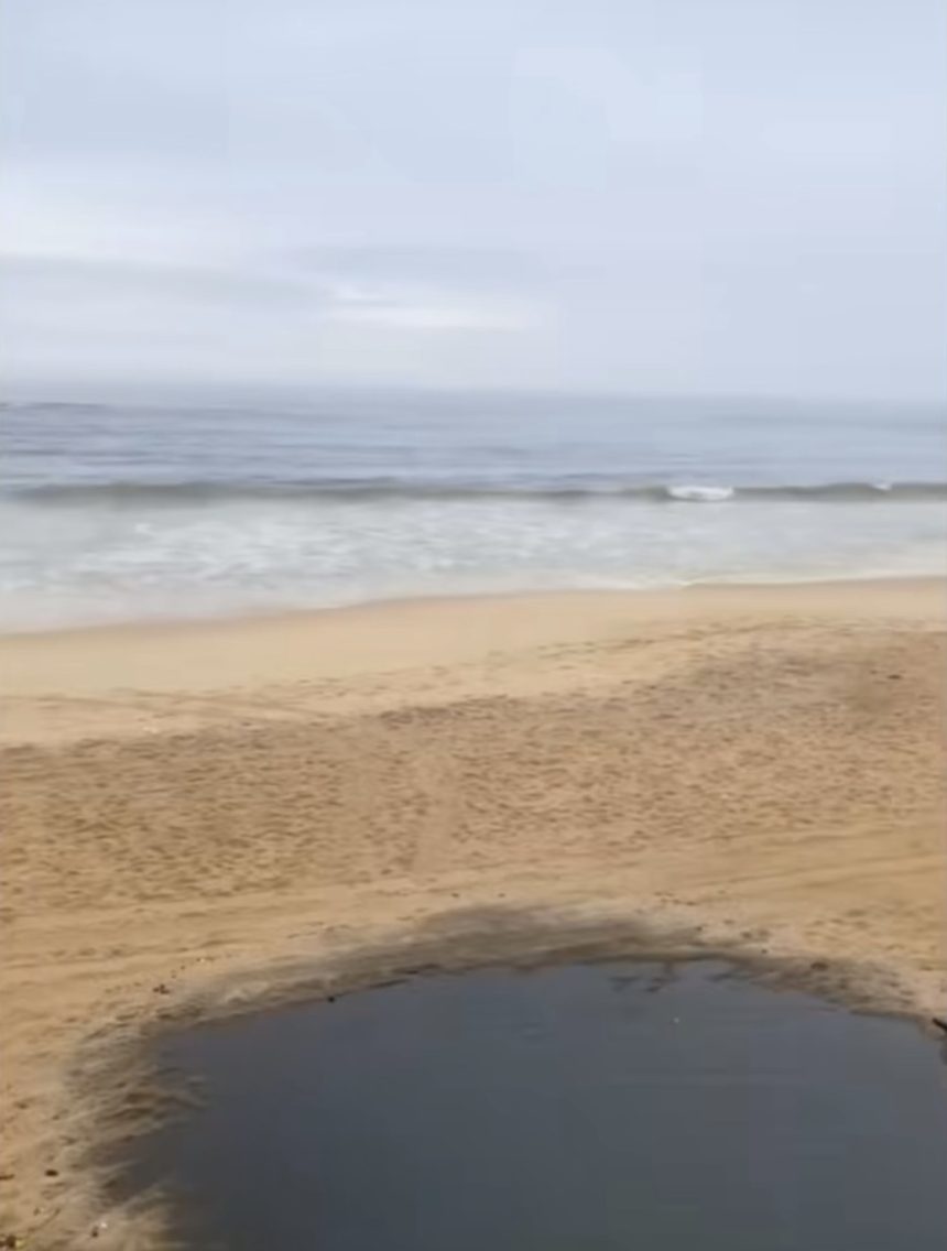 Água escura do mar em Macaé chama a atenção