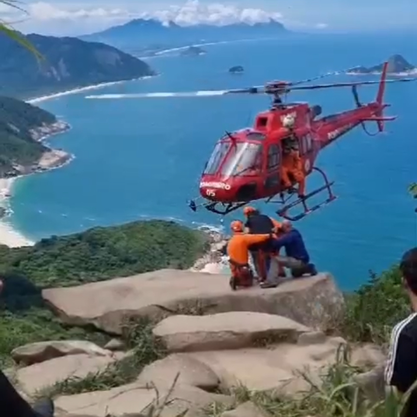 Vídeo: Helicóptero do Corpo de Bombeiros realiza resgate cinematográfico na Pedra do Telégrafo