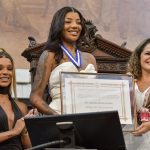 Cantora Ludmilla recebe Medalha Tiradentes na Alerj