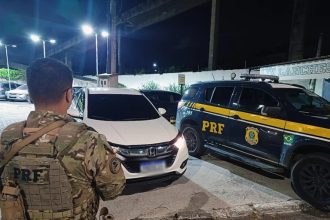 Homem é parado pela PRF com carro roubado, foge, e deixa família para trás