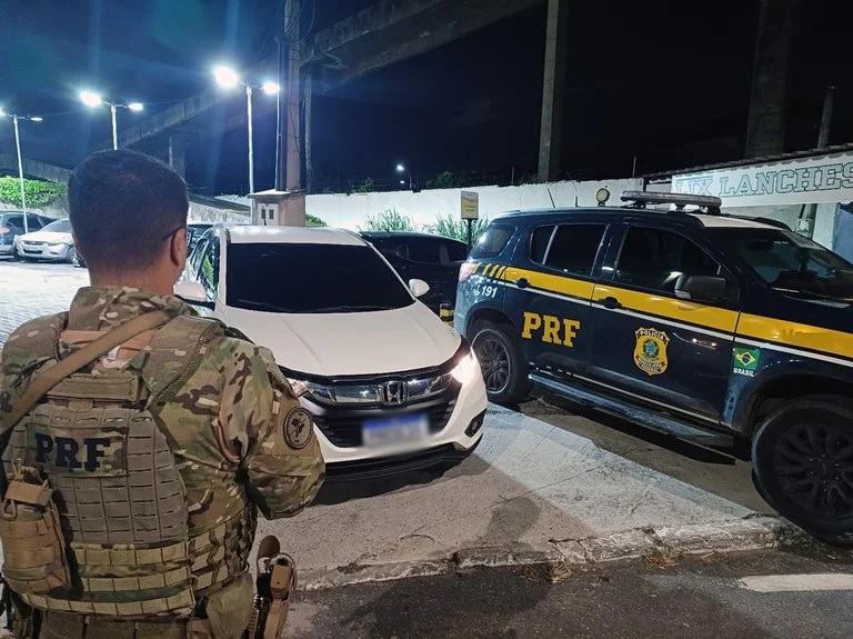 Homem é parado pela PRF com carro roubado, foge, e deixa família para trás
