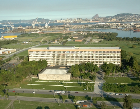 UFRJ publica edital de concurso para professores