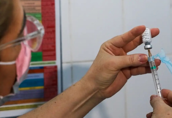Crianças recebem vacinação contra a dengue em seis capitais