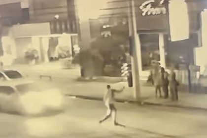 VÍDEO: veja momento em que guardador de carros é atropelado na Pelinca, em Campos
