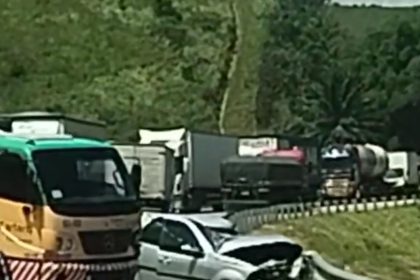 Homem morre e outras três pessoas ficam feridas na BR-101, em Macaé