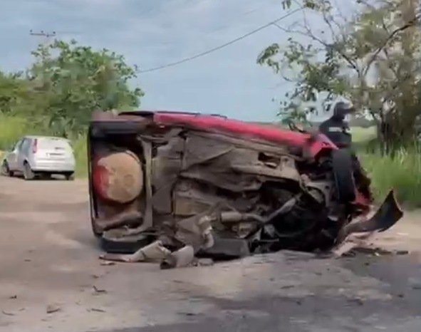Homem morre e grávida fica ferida após carro capotar em SJB 