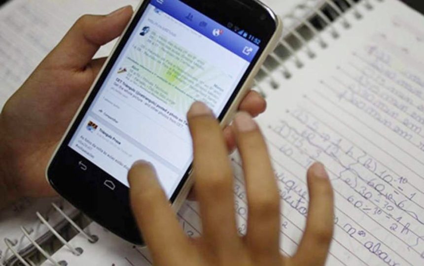 Decreto proíbe uso de celular em escolas do Rio