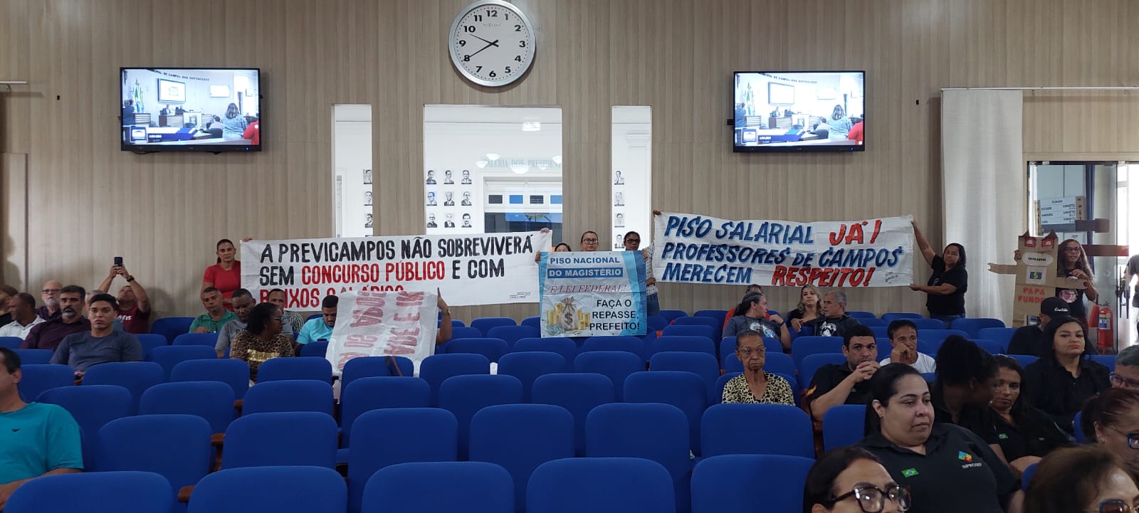 Pais fecham a RJ-216 após secretário de Educação de Campos não comparecer em reunião