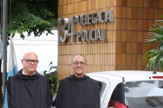 Padres são encaminhados à delegacia após serem encontrados em veículo com placa, possivelmente, clonada, em Campos