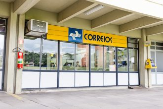 Dívidas do Desenrola Brasil podem ser negociadas gratuitamente nas agências dos Correios