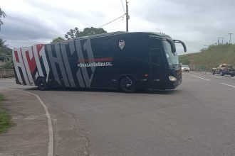 Ônibus de clube da primeira divisão sai de posto em Casimiro de Abreu sem pagar e é interceptado pela PRF