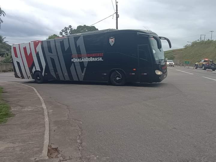 Ônibus de clube da primeira divisão sai de posto em Casimiro de Abreu sem pagar e é interceptado pela PRF