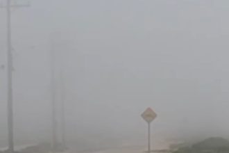Nevoeiro em Farol de São Thomé chama a atenção de moradores e visitantes
