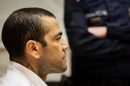 Sem a ajuda de Neymar Pai, Daniel Alves não paga fiança e irá passar fim de semana em prisão de Barcelona