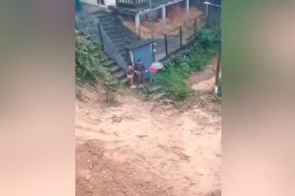 Imagens mostram deslizamento de terra em Petrópolis: “não para de cair, é surreal”