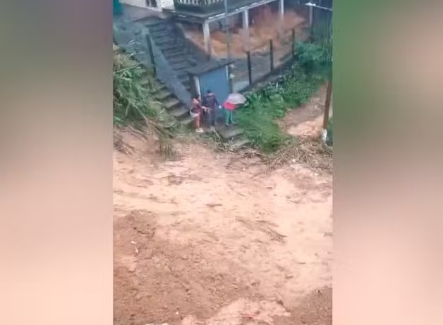 Imagens mostram deslizamento de terra em Petrópolis: “não para de cair, é surreal”